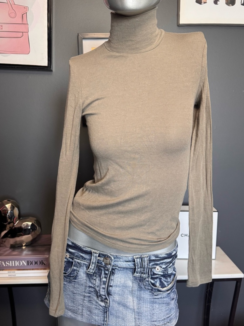 Aritzia Wilfred Long Sleeve Turtleneck Top in Khaki - Picture 2 of 5